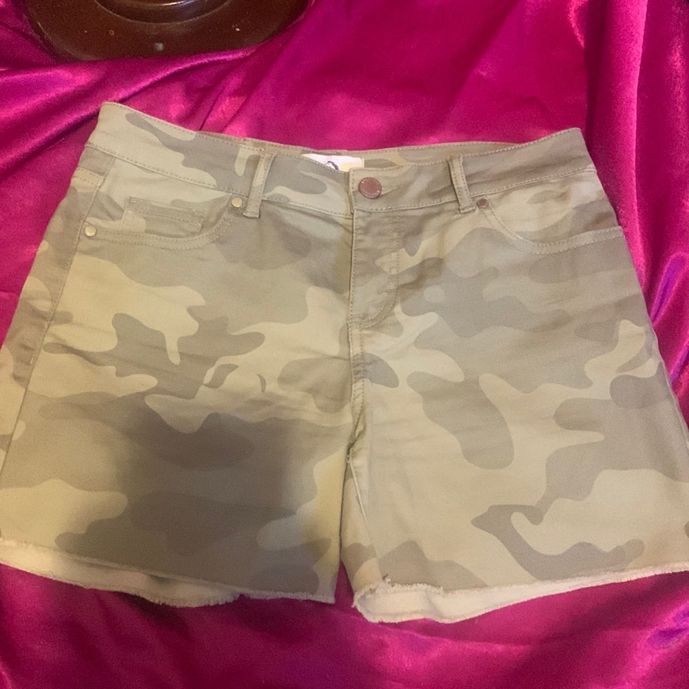 Jordache size 4 green camo shorts. Like new. Button up denim. Stretchy